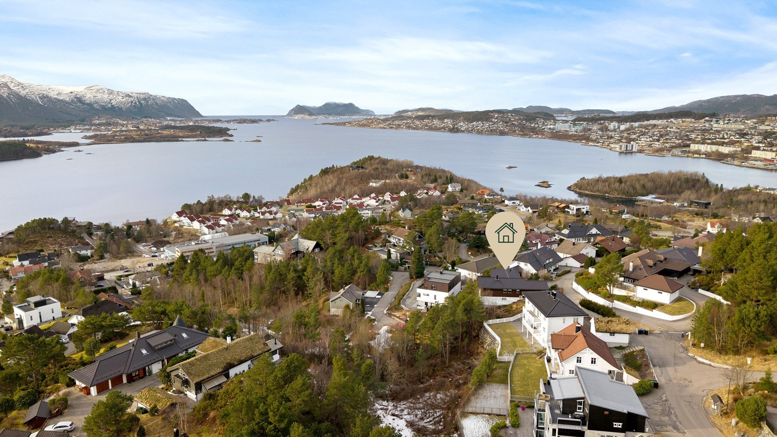 Dronebilde over boligområdet på Skåthaugen tatt fra øst mot vest Galleribilde