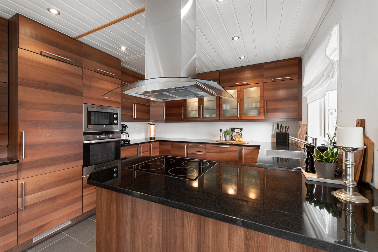 Kjøkkenet har integrert kjøl/fryseskap, oppvaskmaskin (fra 2016), induksjonstopp, mikro og stekeovn. Det er kjøkkenventilator med avtrekk ut. Galleribilde