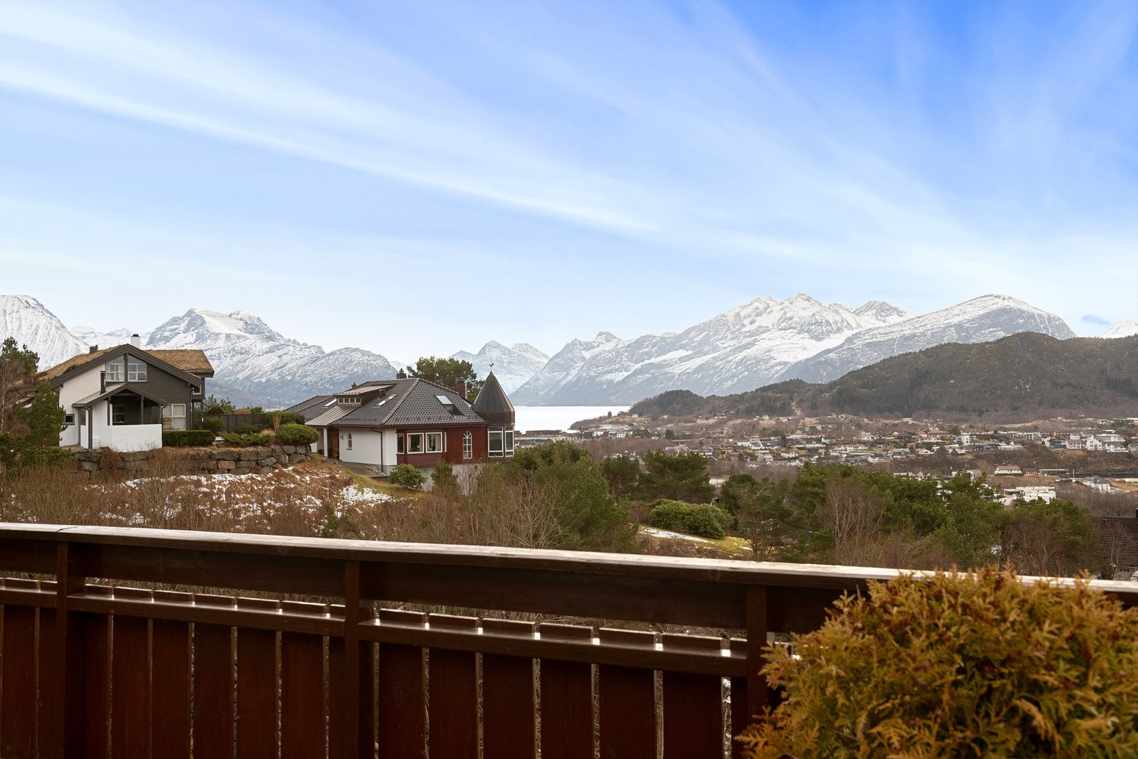 Flott utsikt mot Sunnmørsalpane og innløpet til Hjjørungfjorden Galleribilde