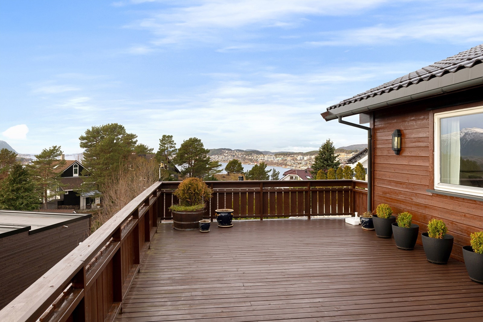 Utsikt vestover fra terrassen i 1. etasje Galleribilde