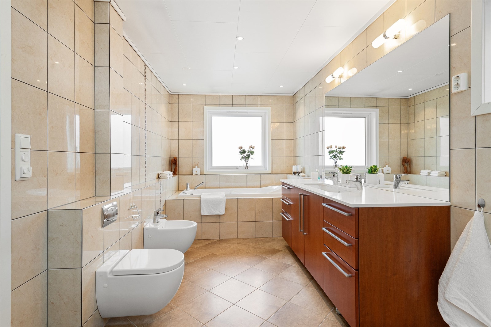 Badet i 1. etasje ble utvidet og bygd opp igjen i 2007 og har flislagte gulv og vegger og himlingsplater i tak med innfelt spottbelysning. Galleribilde