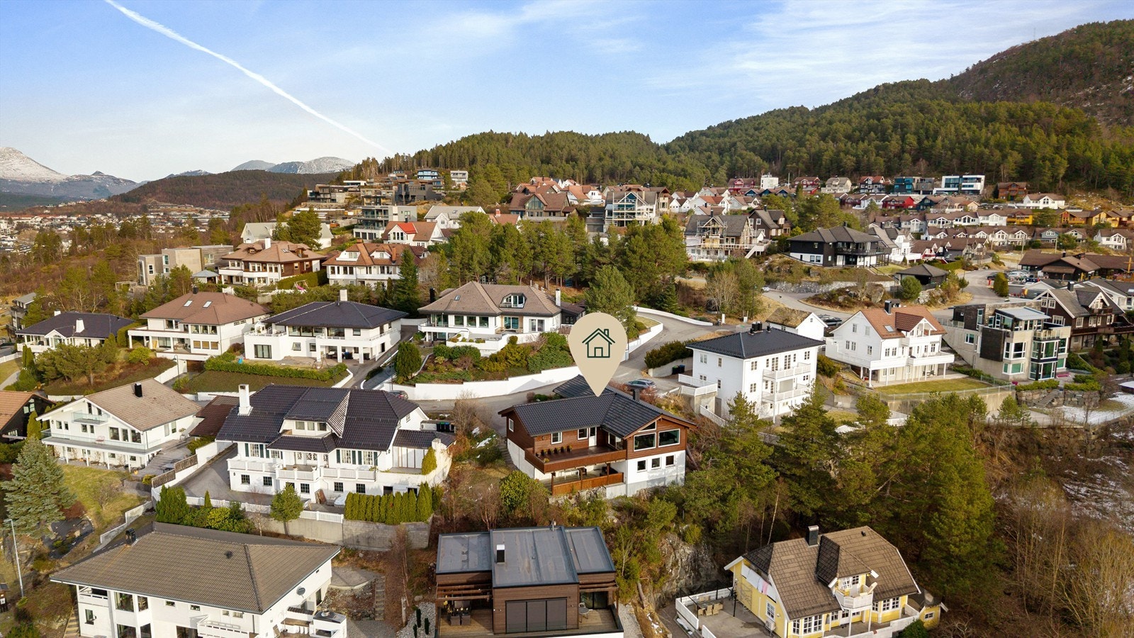 Dronebilde av eiendommen og næromådet på Skåthaugen Galleribilde