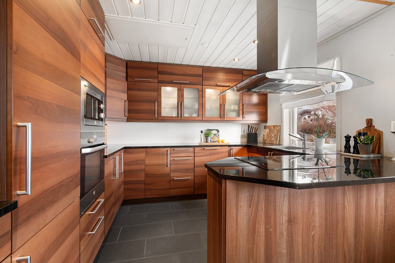 Kjøkkenet ble utvidet og fornyet i 2009 og har innredning fra Kvik med glatte finerte fronter og benkeplate av stein Galleribilde