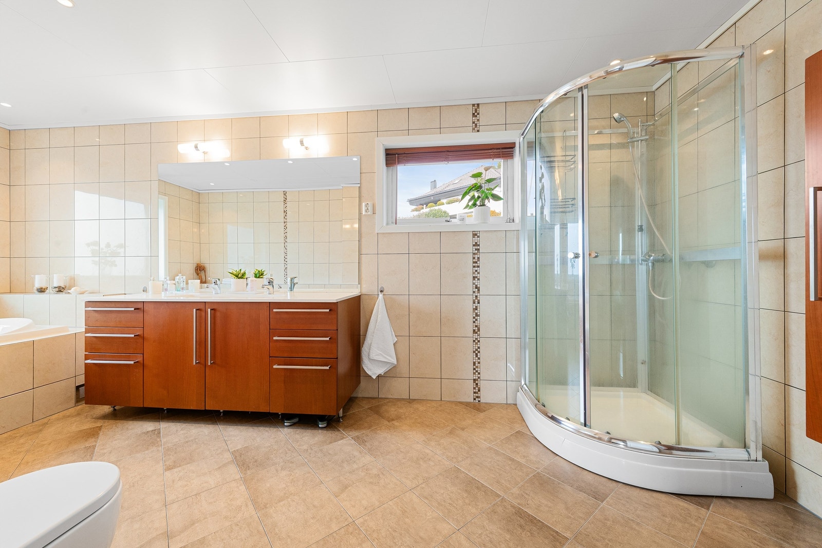 Romslig flislagt bad i 1. etasje som ble renovert i 2007 Galleribilde