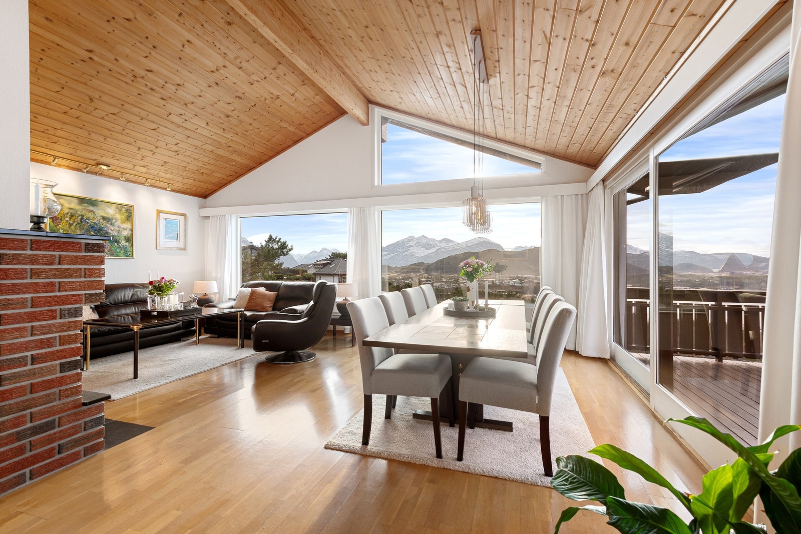 Lys og luftig stue i hovedetasjen med god plass til både sofagruppe og spisestue Galleribilde