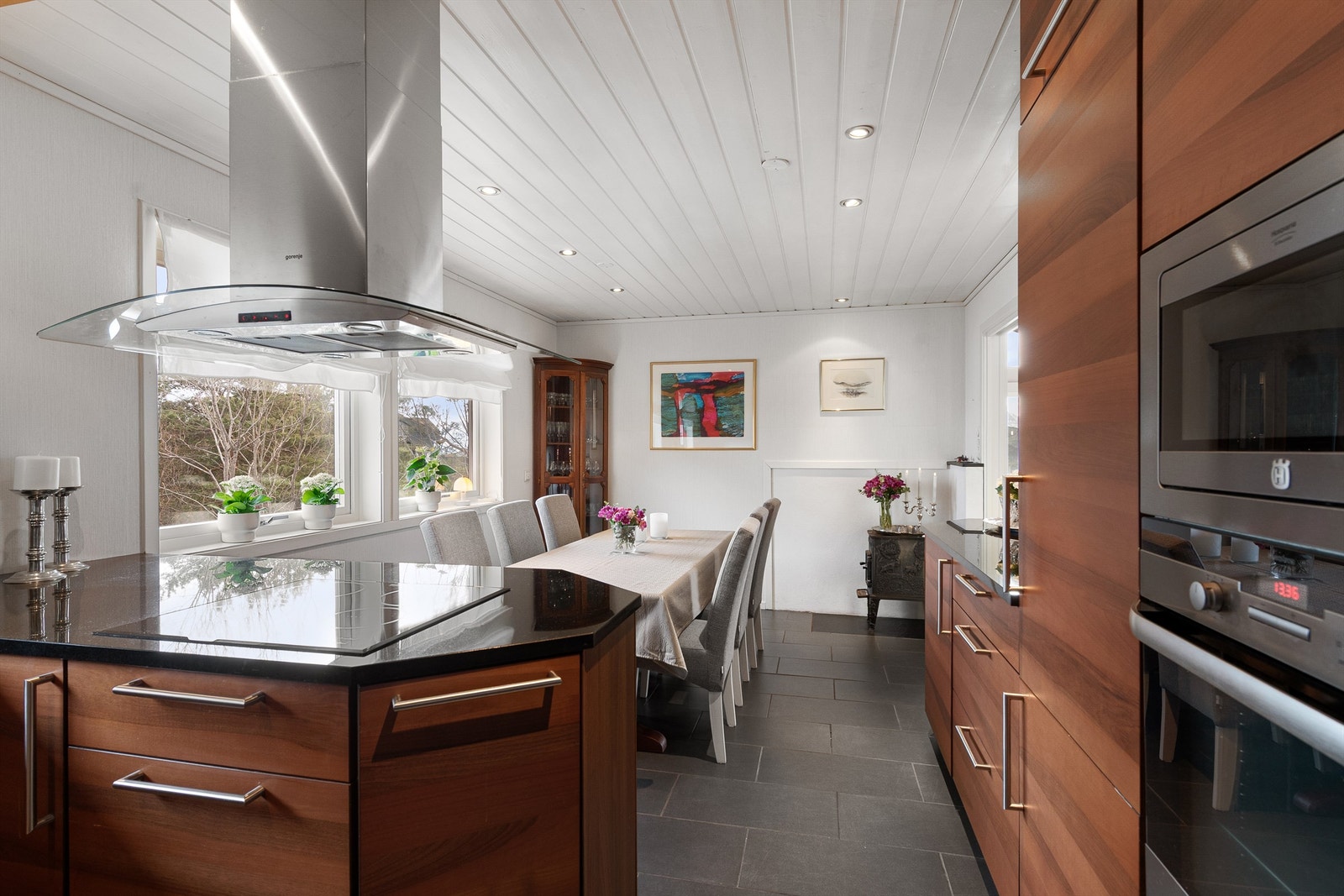 Kjøkkenhalvøy med nedfelt platetopp og takhengt ventilator. Galleribilde