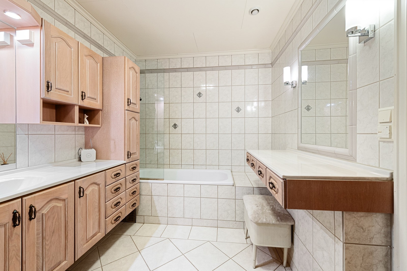 Badet i underetasjen ble oppusset i ca. 2001 og har flislagt gulv med gulvvarme, flislagte vegger og himlingsplater i innvendig tak. Galleribilde