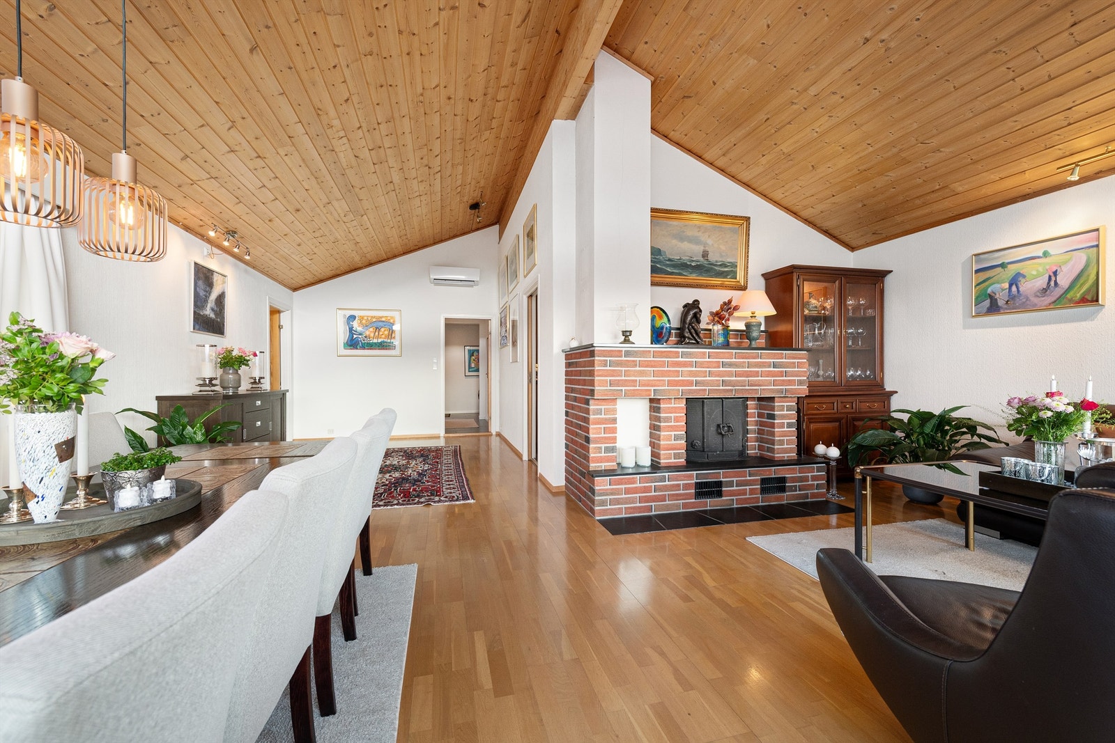 Fra stue/spisestue mot gang. Det er mont. varmepumpe over dør til hall/entre Galleribilde