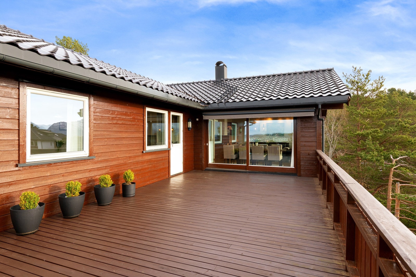 Stor og romslig terrasse i 1. etasje på 38 kvm med god plass til flere soner og sitteplasser. Galleribilde