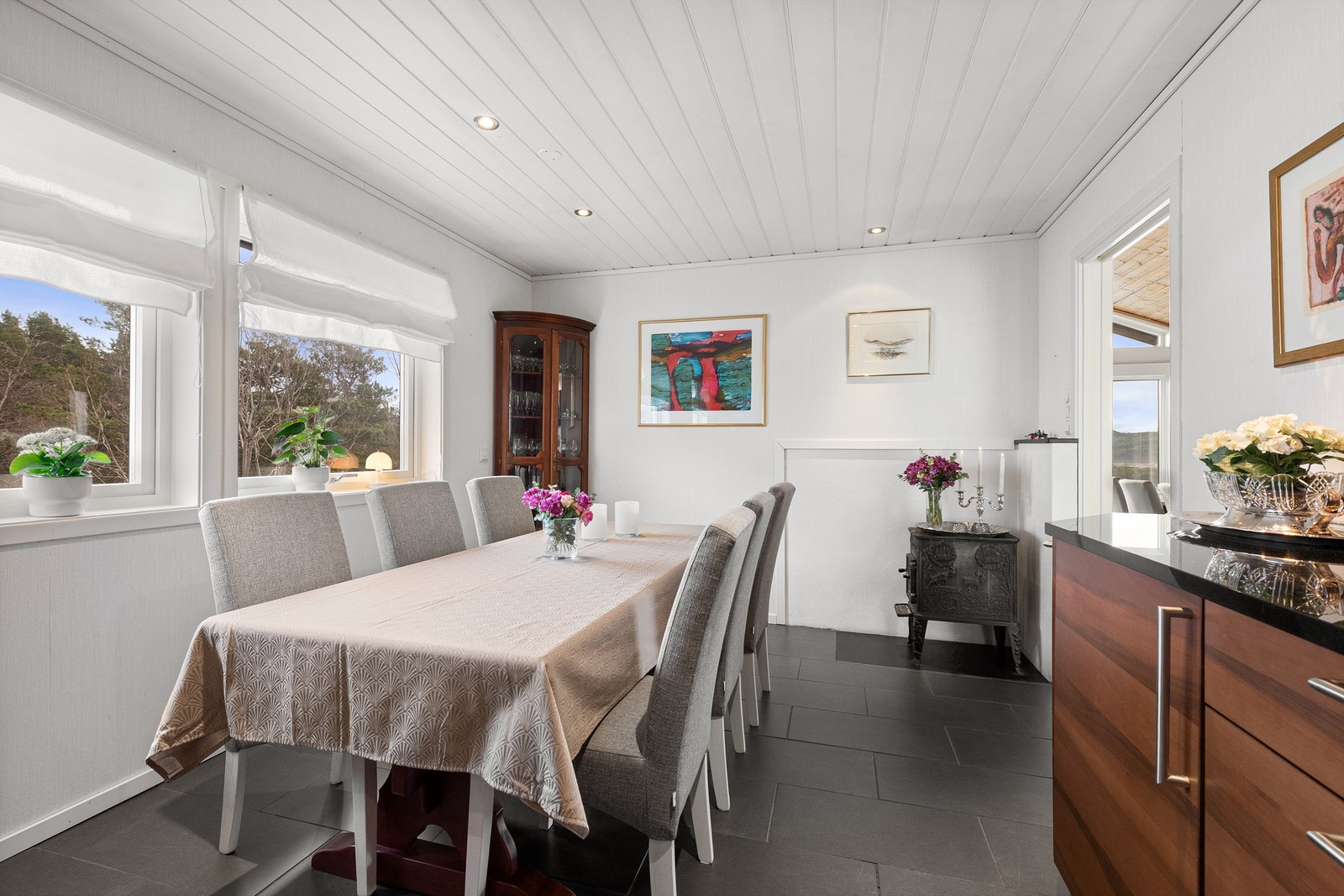 Flislagt gulv med gulvvarme i kjøkken. I tillegg liten vedovn for fast brensel. Galleribilde