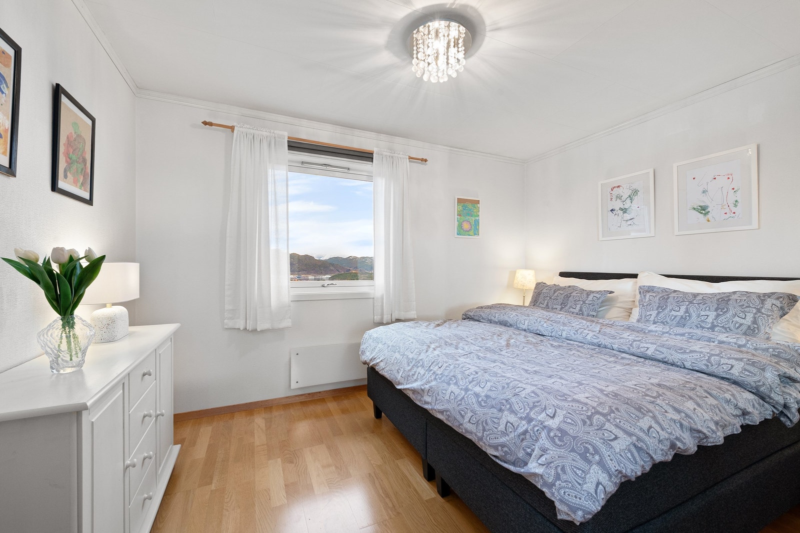 Hovedsoverom i 1. etasje med flott utsikt Galleribilde