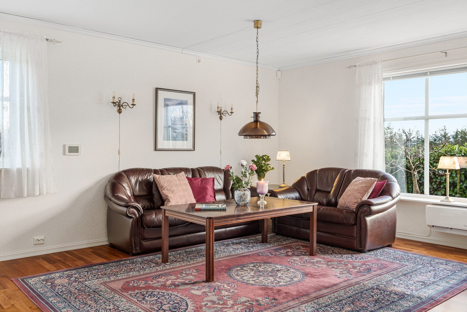 Hyggelig sittegruppe med utsyn mot hagen. Galleribilde