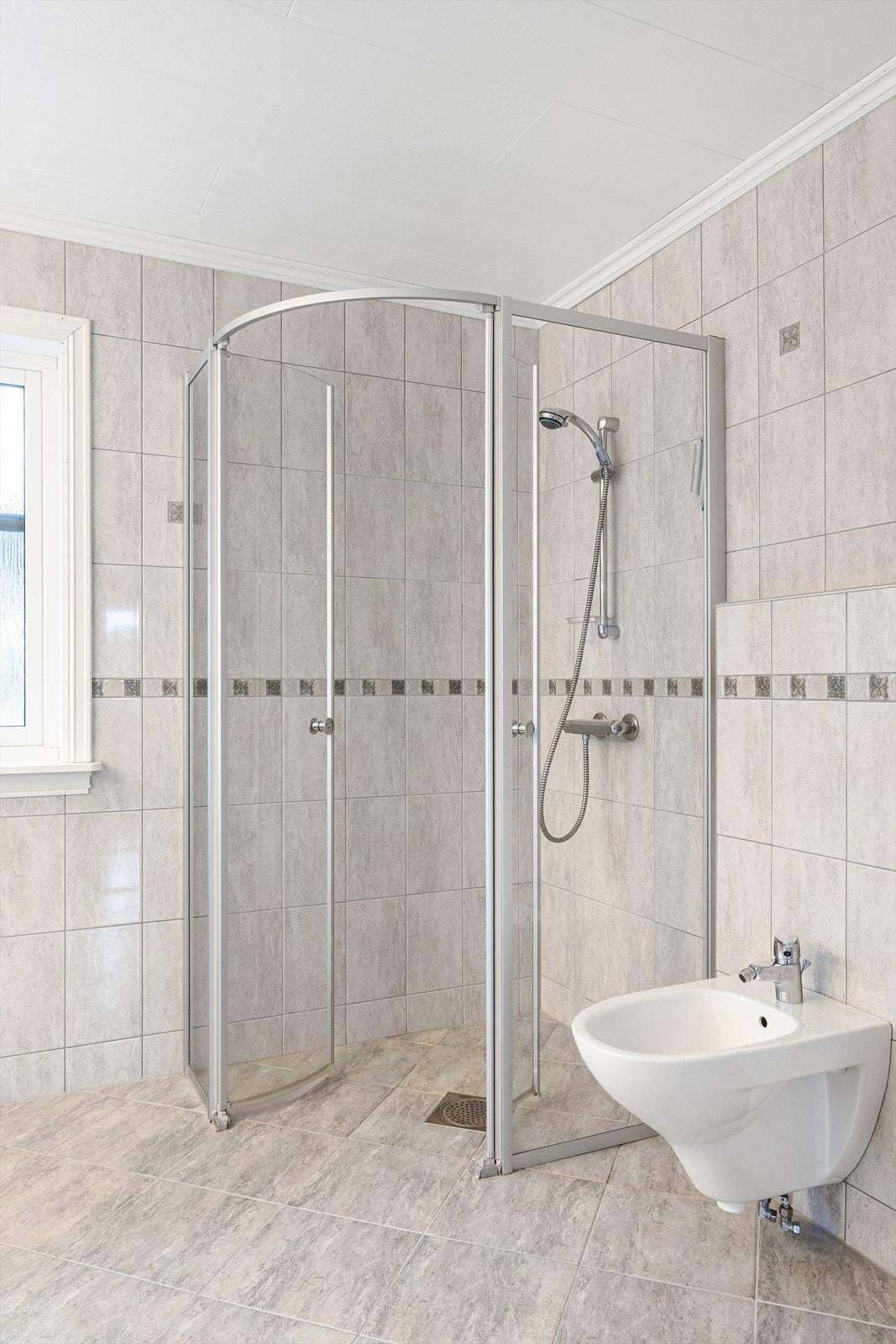 Dusj med dusjvegger og flislagte overflater. Galleribilde