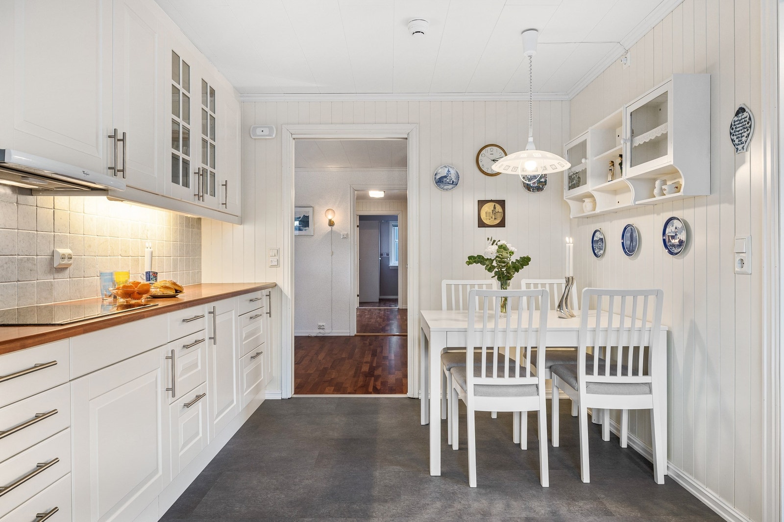 På kjøkkenet er det plass til spisebord. Galleribilde