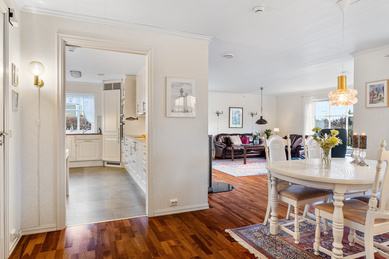 Stue og spisestue med gode møbleringsmuligheter og direkte tilknytning til kjøkkenet. Galleribilde