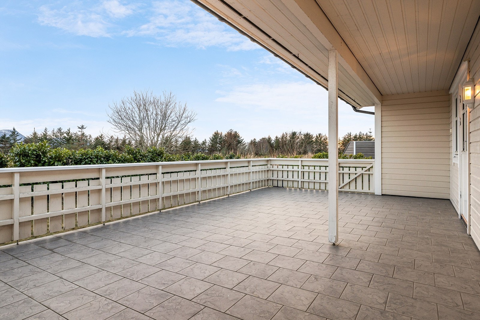 Terrassen har flotte solforhold og god plass til utemøbler. Galleribilde