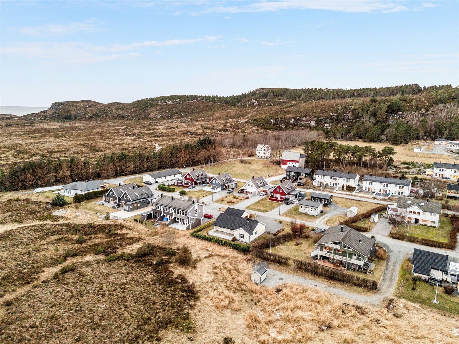 Fra eiendommen er det kort vei til skoler, barnehage og fotballbaner. Galleribilde