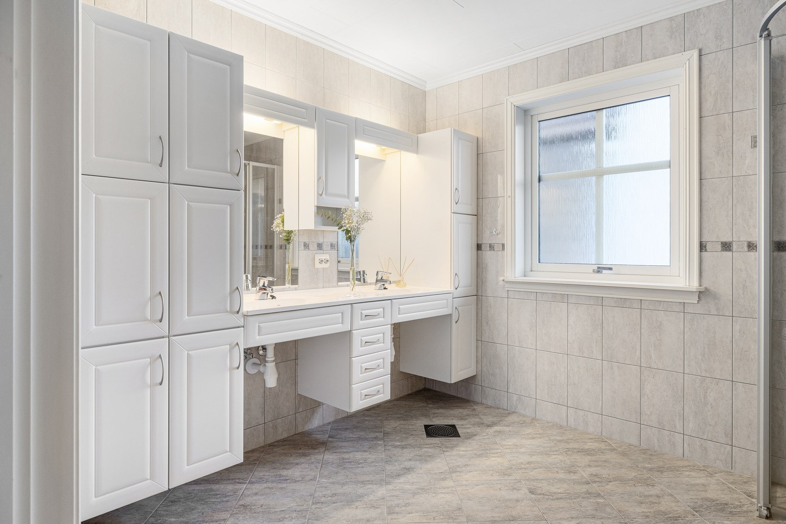 Romslig bad fra byggeår med fliser på gulv og vegger. Galleribilde