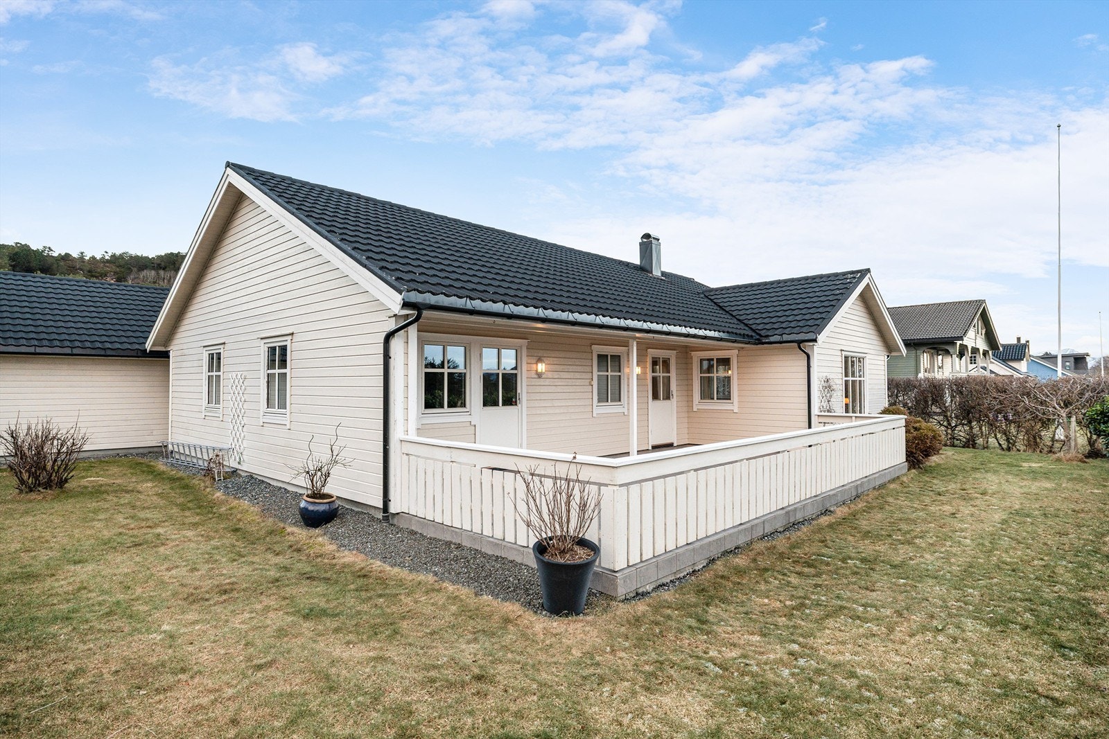 Enebolig fra 2008 med tilhørende garasje og stor hage i vakre omgivelser på Vigra. Galleribilde