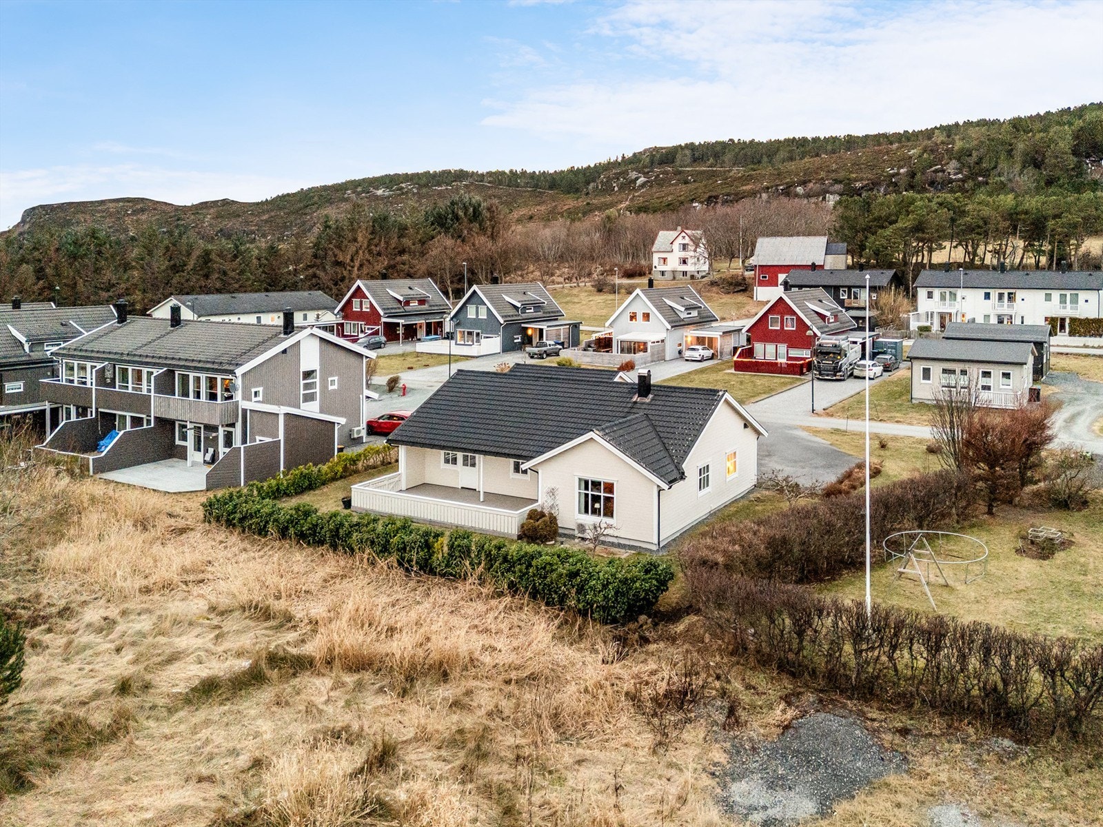 Boligen ligger i et etablert boligområde bestående hovedsakelig av eneboliger og noe rekkehusbebyggelse. Galleribilde