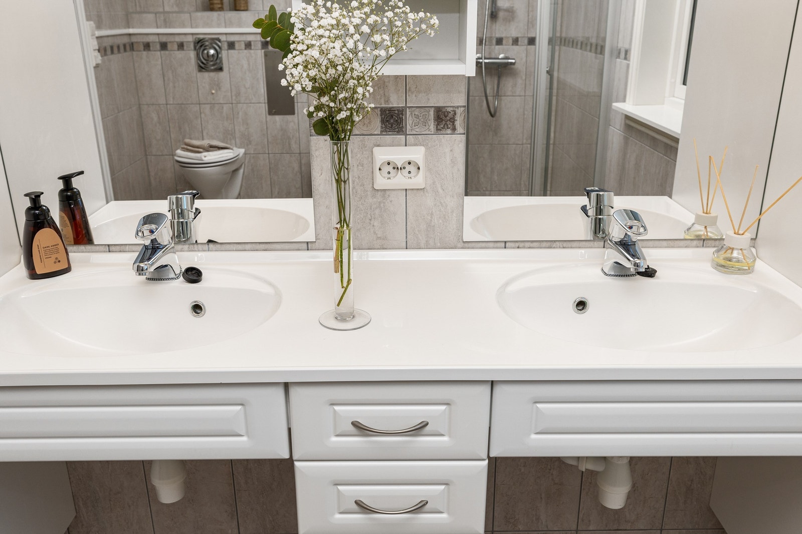 Baderomsinnredning med to servanter. Galleribilde