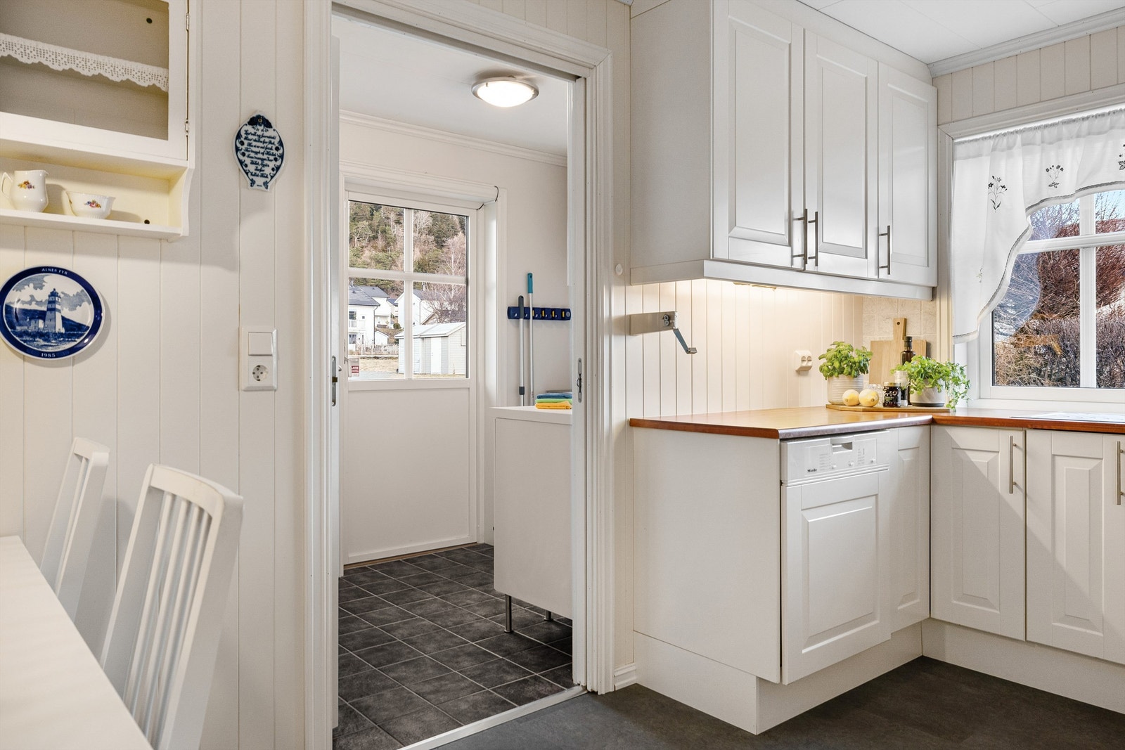 Ved kjøkkenet er det vaskerom. Galleribilde