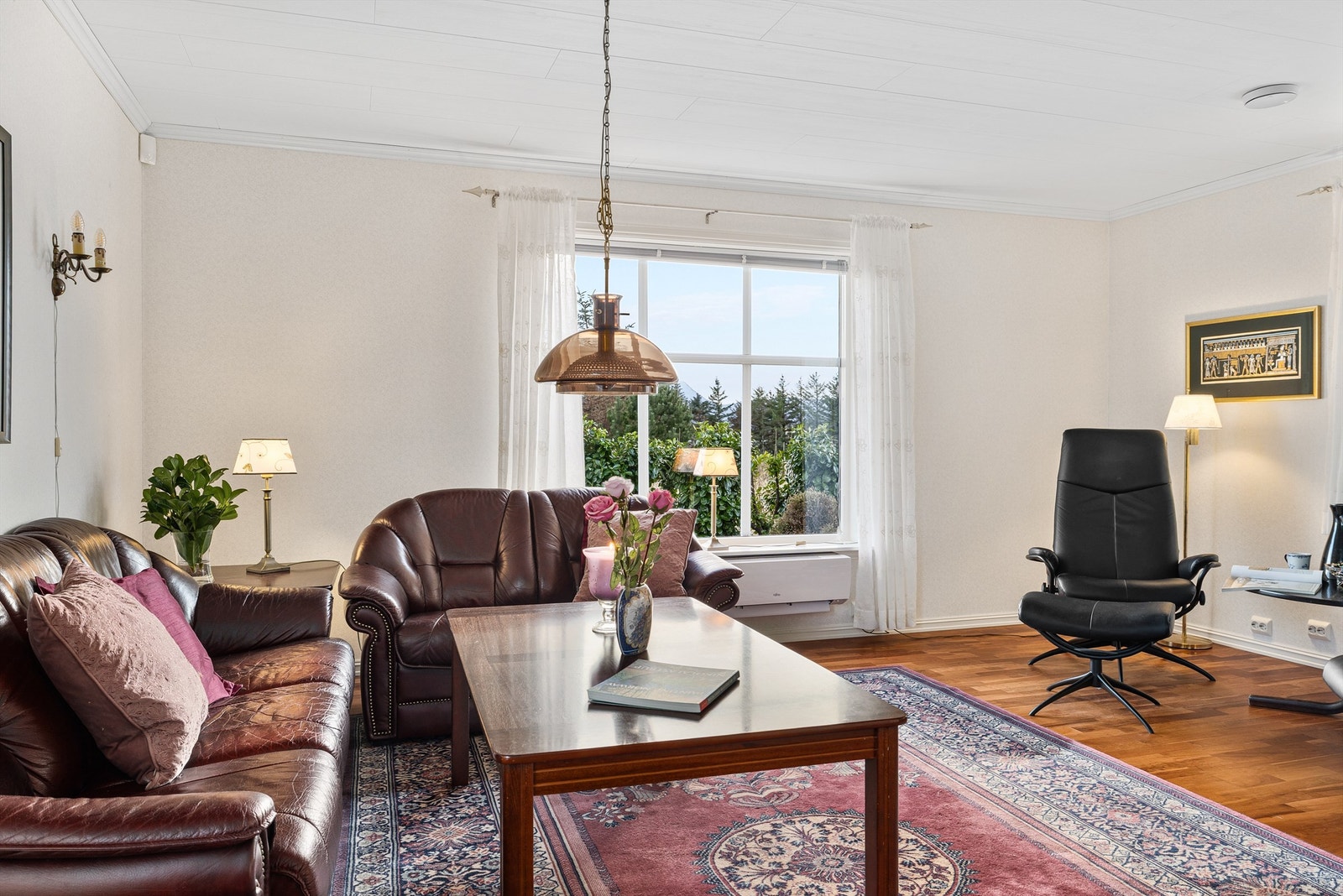 Stue har store vindusflater som gir rikelig med naturlig lys. Galleribilde