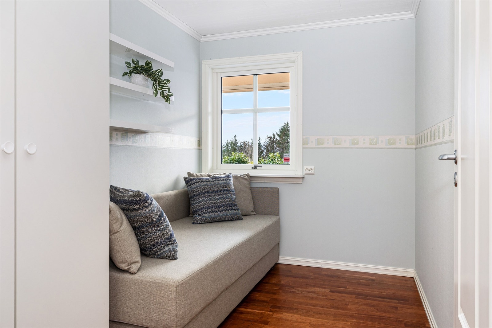 Soverom 3 - her innredet med sofa. Galleribilde