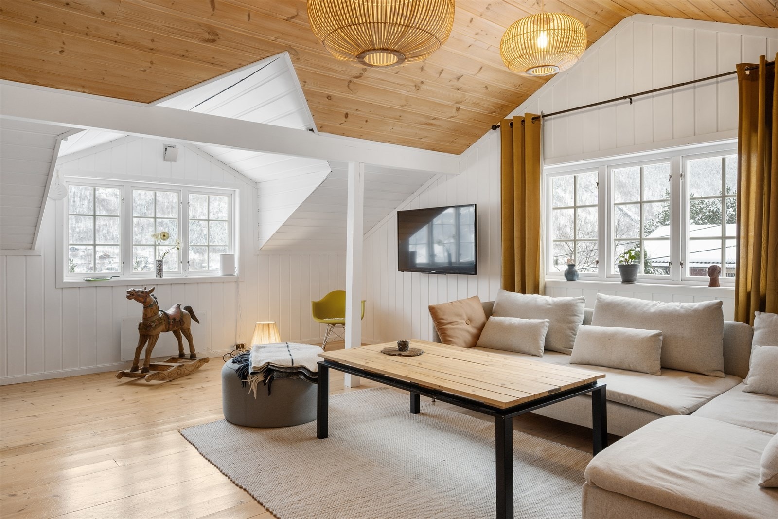 Vinduene gjør at det kommer masse naturlig lys inn i rommet. Galleribilde