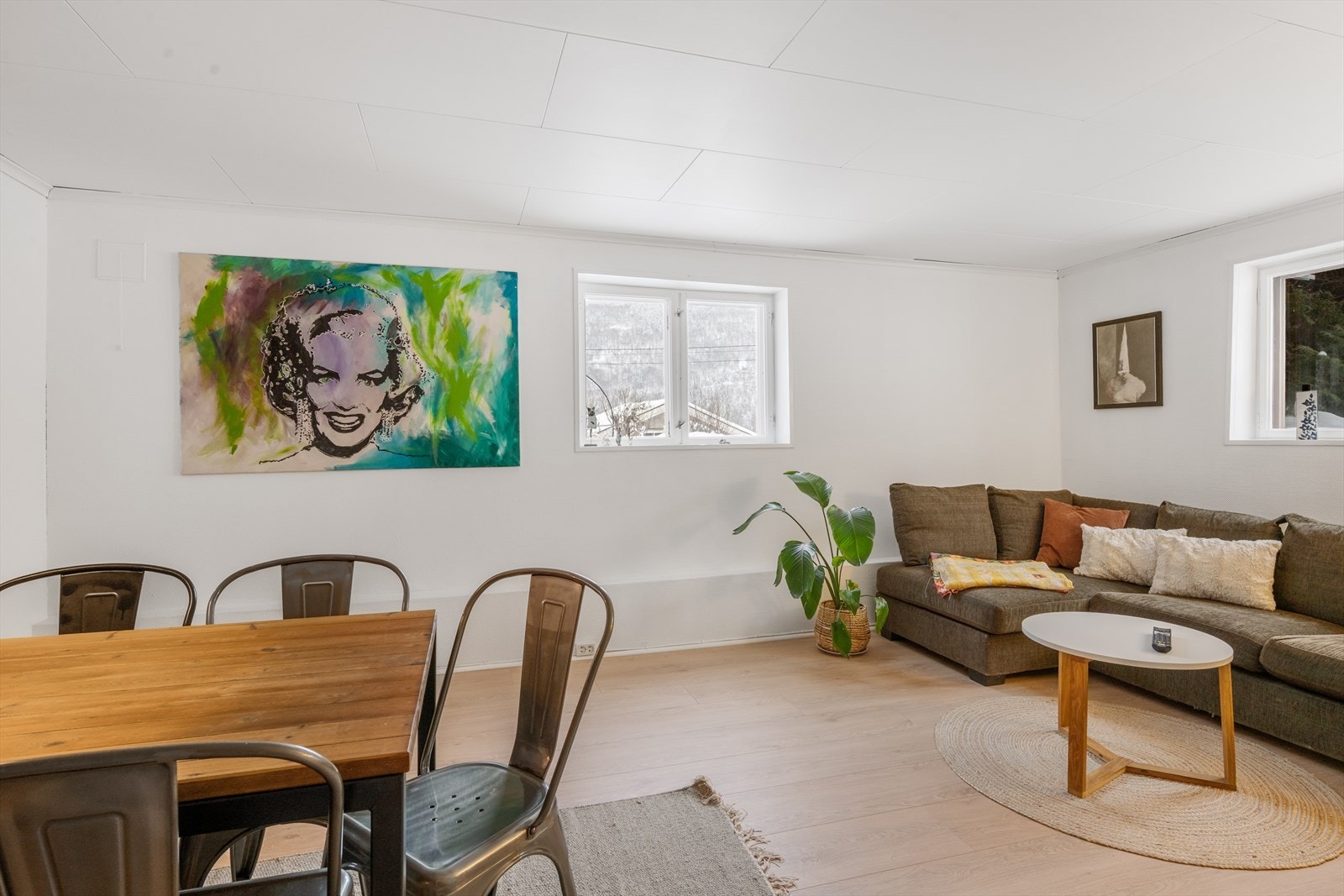 Stuen er i dag innredet med sofagruppe og spisegruppe. Galleribilde