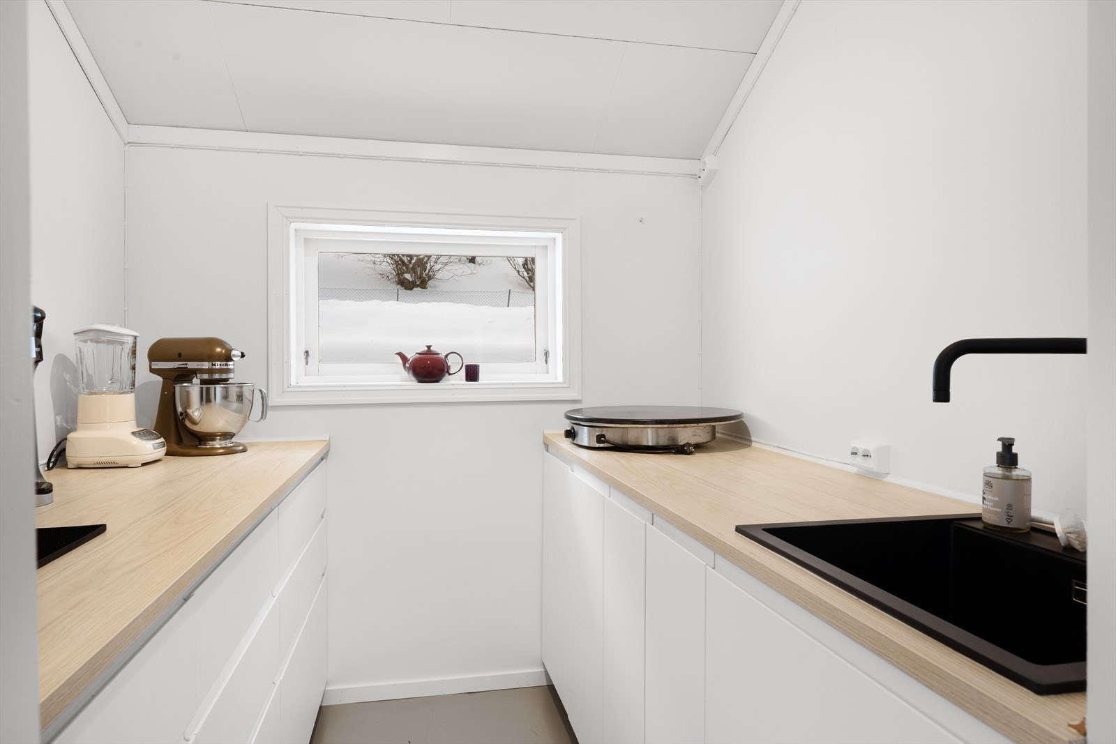 Innenfor kjøkkenet er det bakstrom. Galleribilde