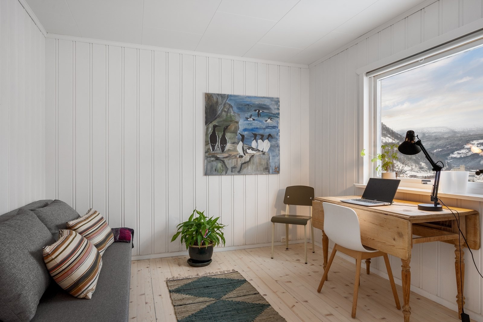 Boligen inneholder totalt fem soverom. To i 1. etg, to i 2.etg og ett i sokkeletasje/utleie. Galleribilde