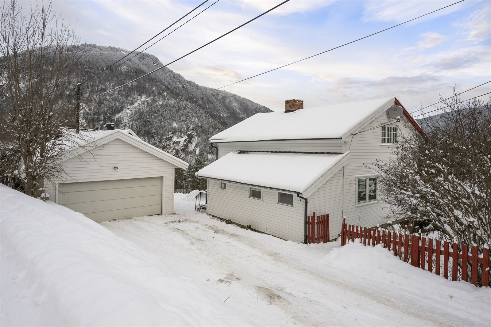 Eiendommen er bebygget med enebolig og dobbel garasje. Galleribilde