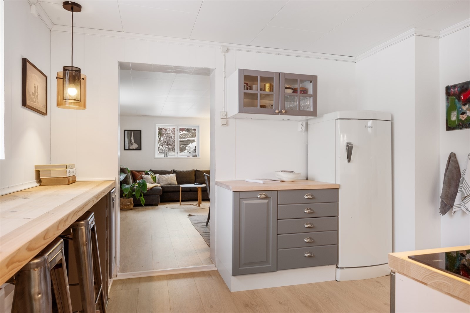 Kjøkkenet har innredning med profilerte fronter og benkeplate i heltre. Galleribilde