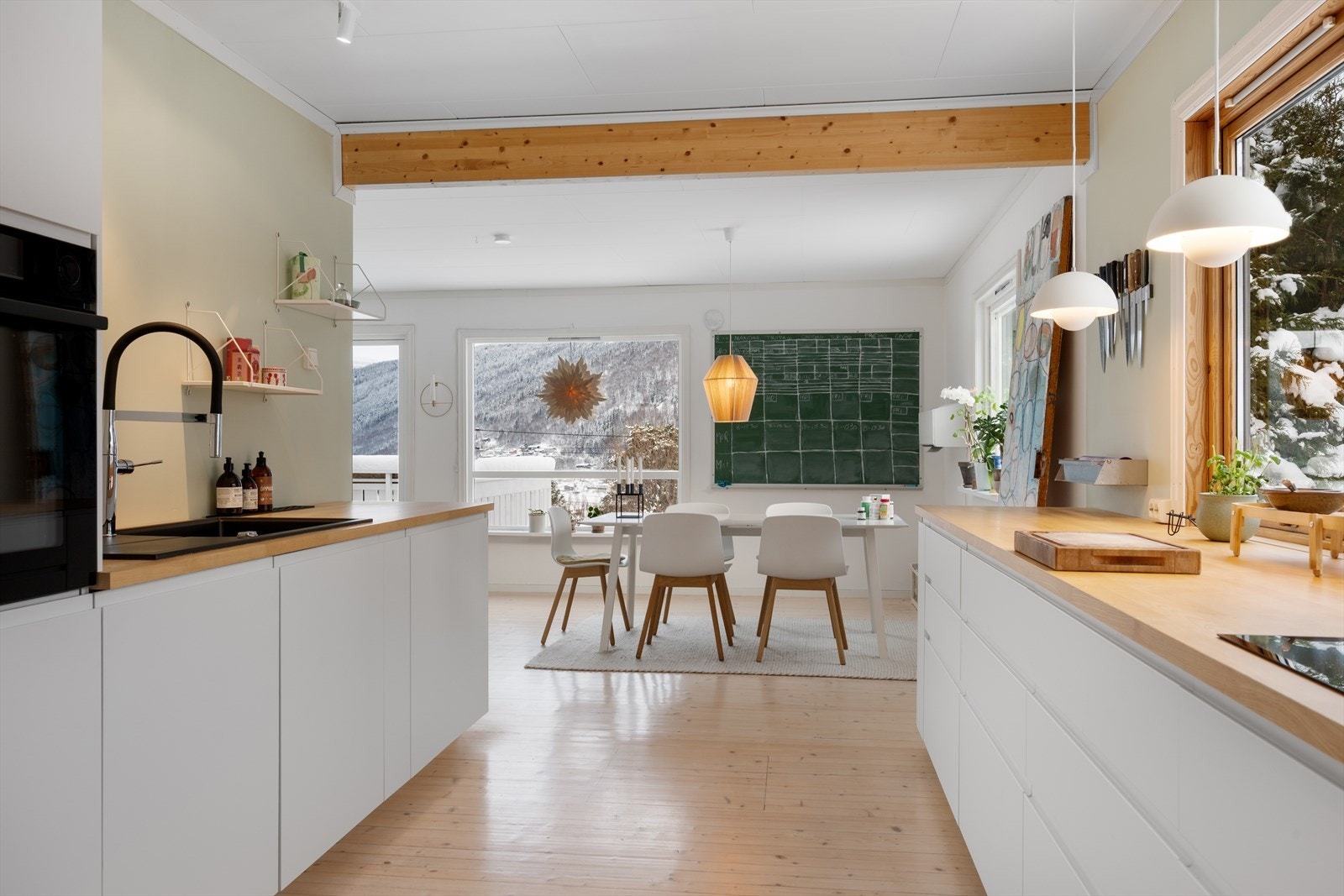 Det er nye hvitevarer på kjøkkenet: kjøleskap, oppvaskmaskin, induksjonstopp og stekeovn. Galleribilde