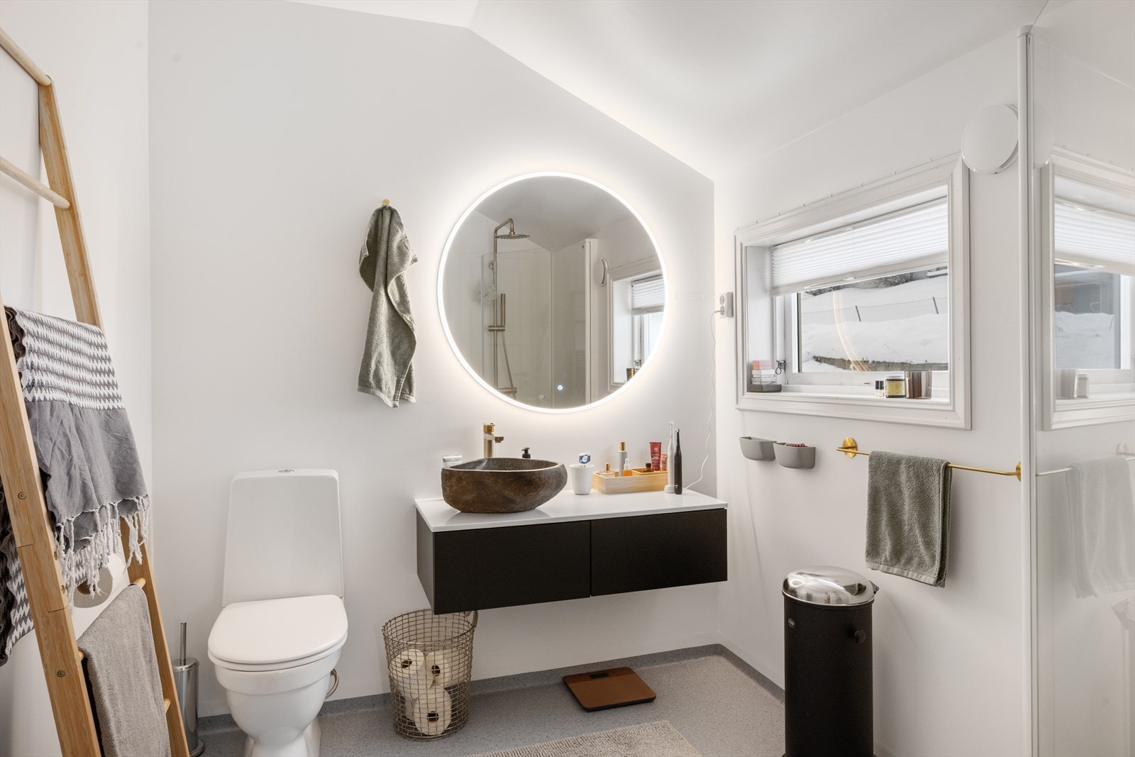 Nytt og lekkert bad. Varmekabler i gulv. Galleribilde