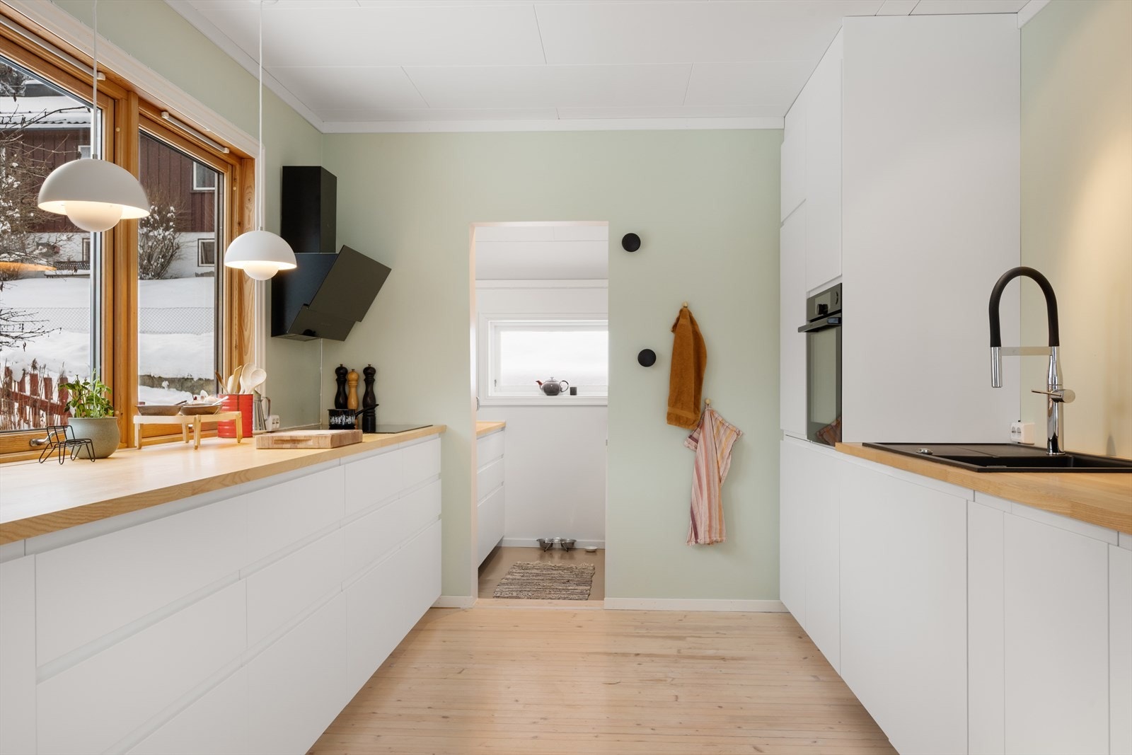 Nytt kjøkken som har innredning med glatte fronter og benkeplate av heltre ask. Galleribilde