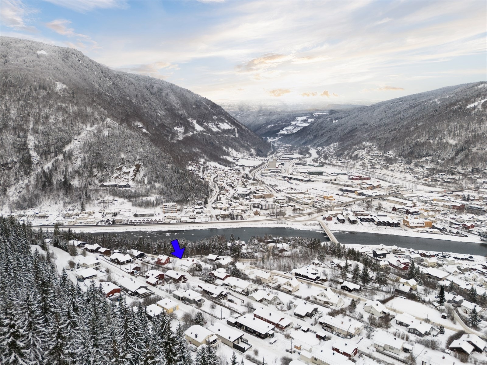 Fin beliggenhet med flott utsikt. Hjellum er et rolig og barnevennlig område. Galleribilde