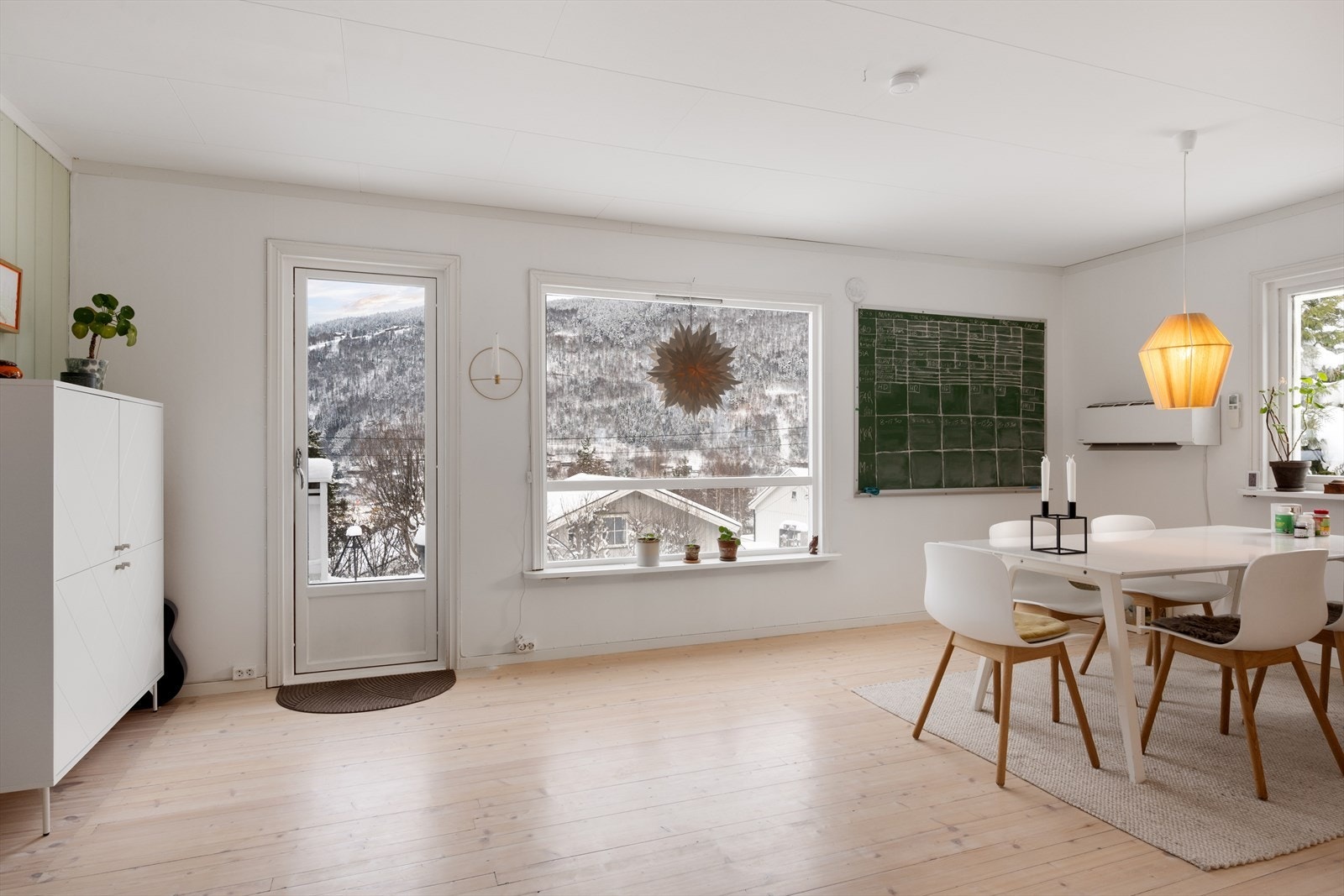 Fra stuen er det utgang til terrasse. Galleribilde