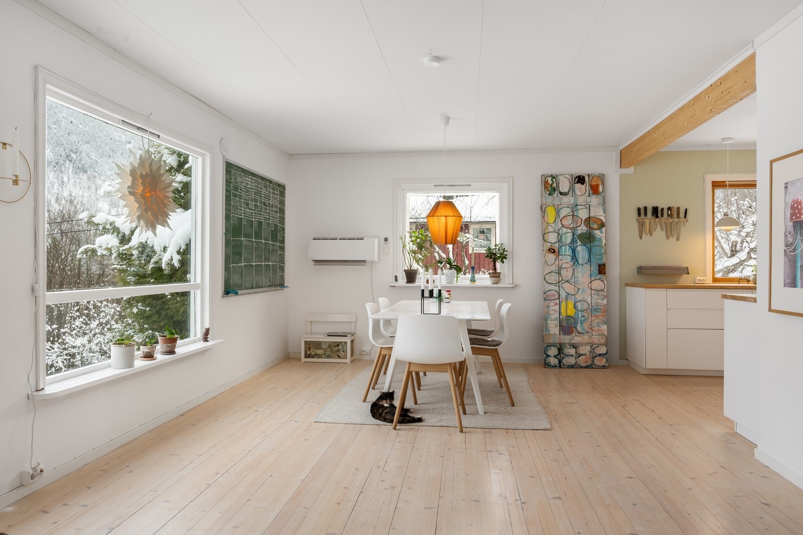 Lys og luftig stue/spisestue. Galleribilde