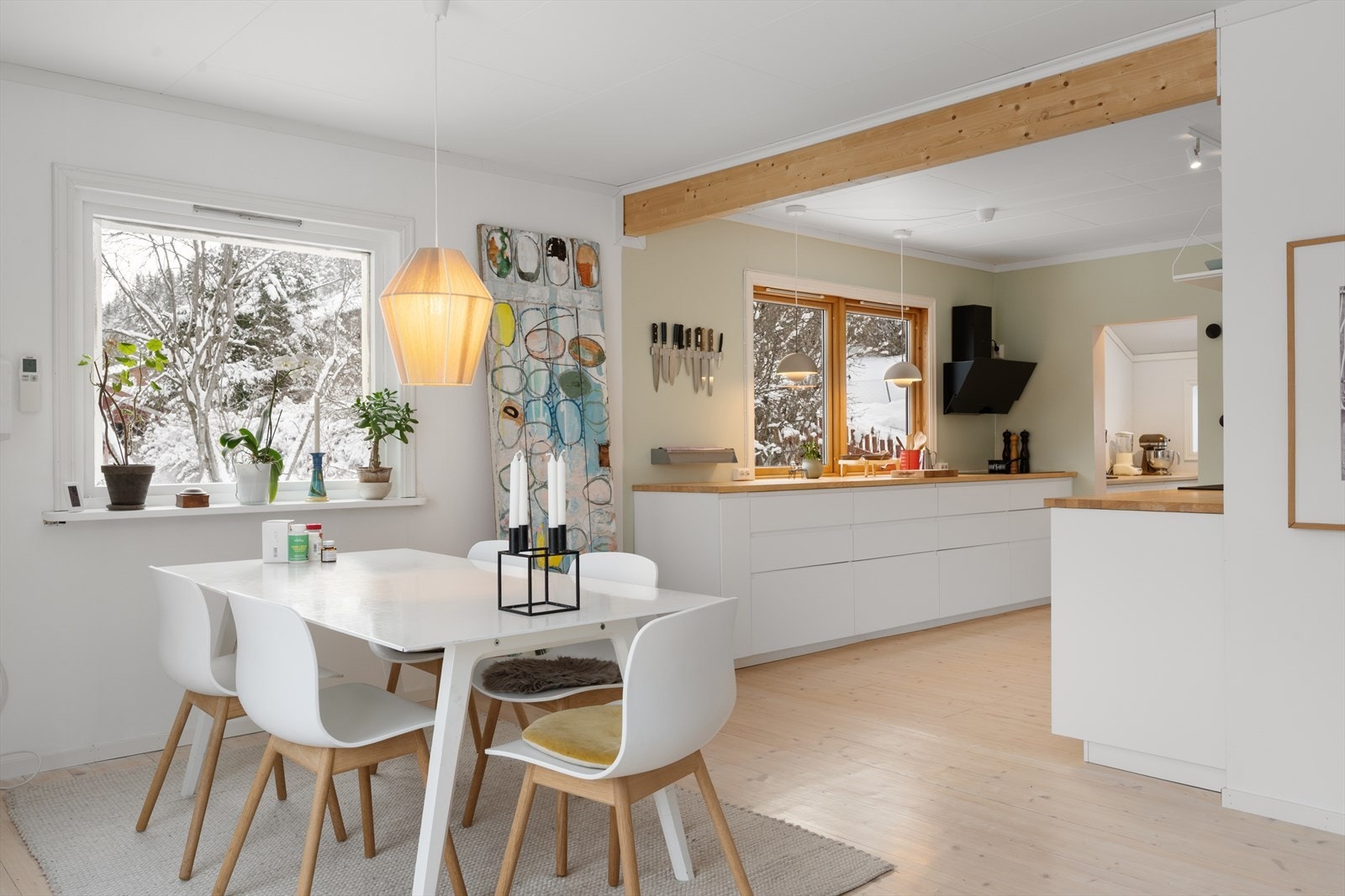 Spisestue praktisk plassert rett ved kjøkkenet. Galleribilde