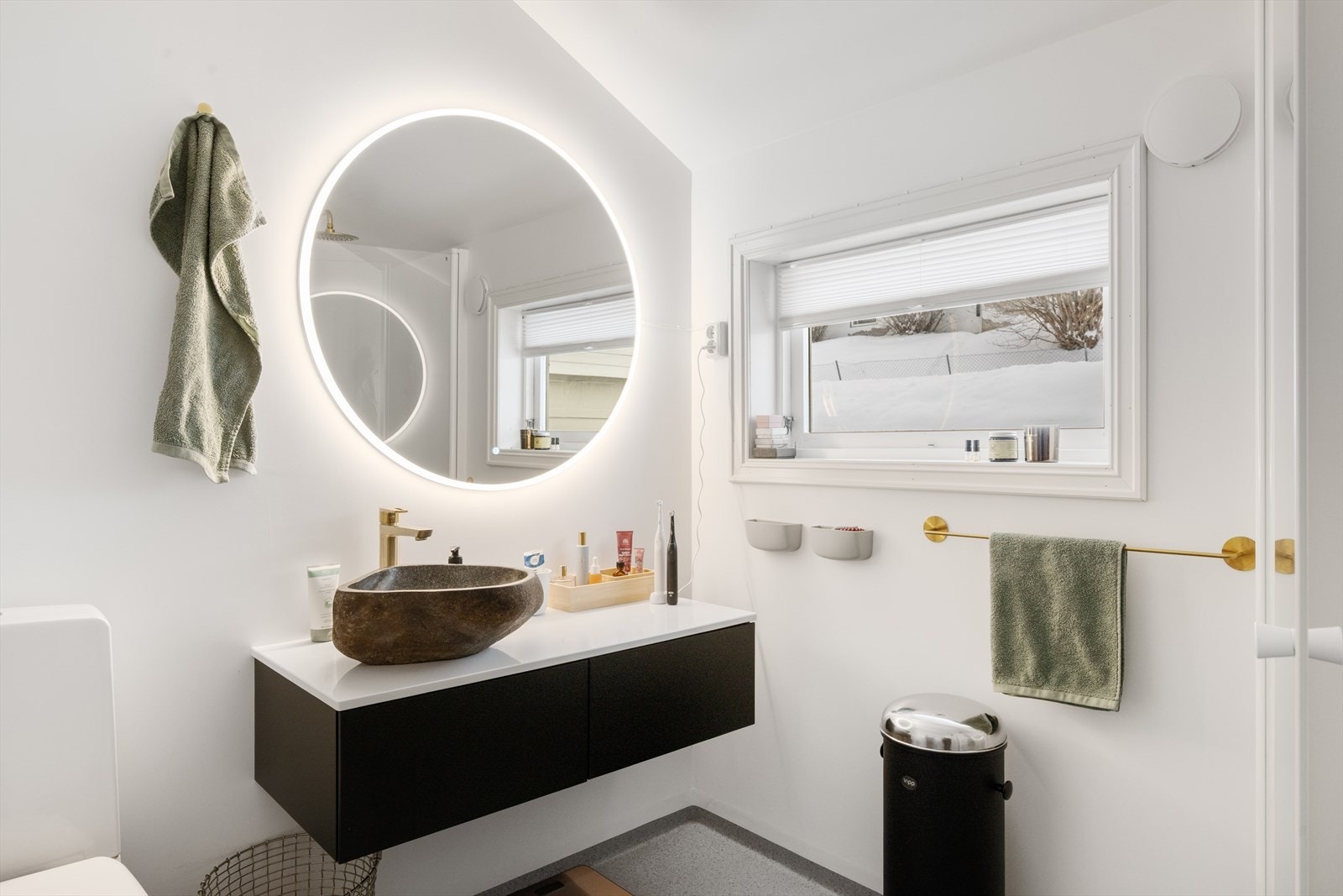 Rommet er innredet med servant, gulvmontert toalett og dusjvegger/hjørne. Galleribilde