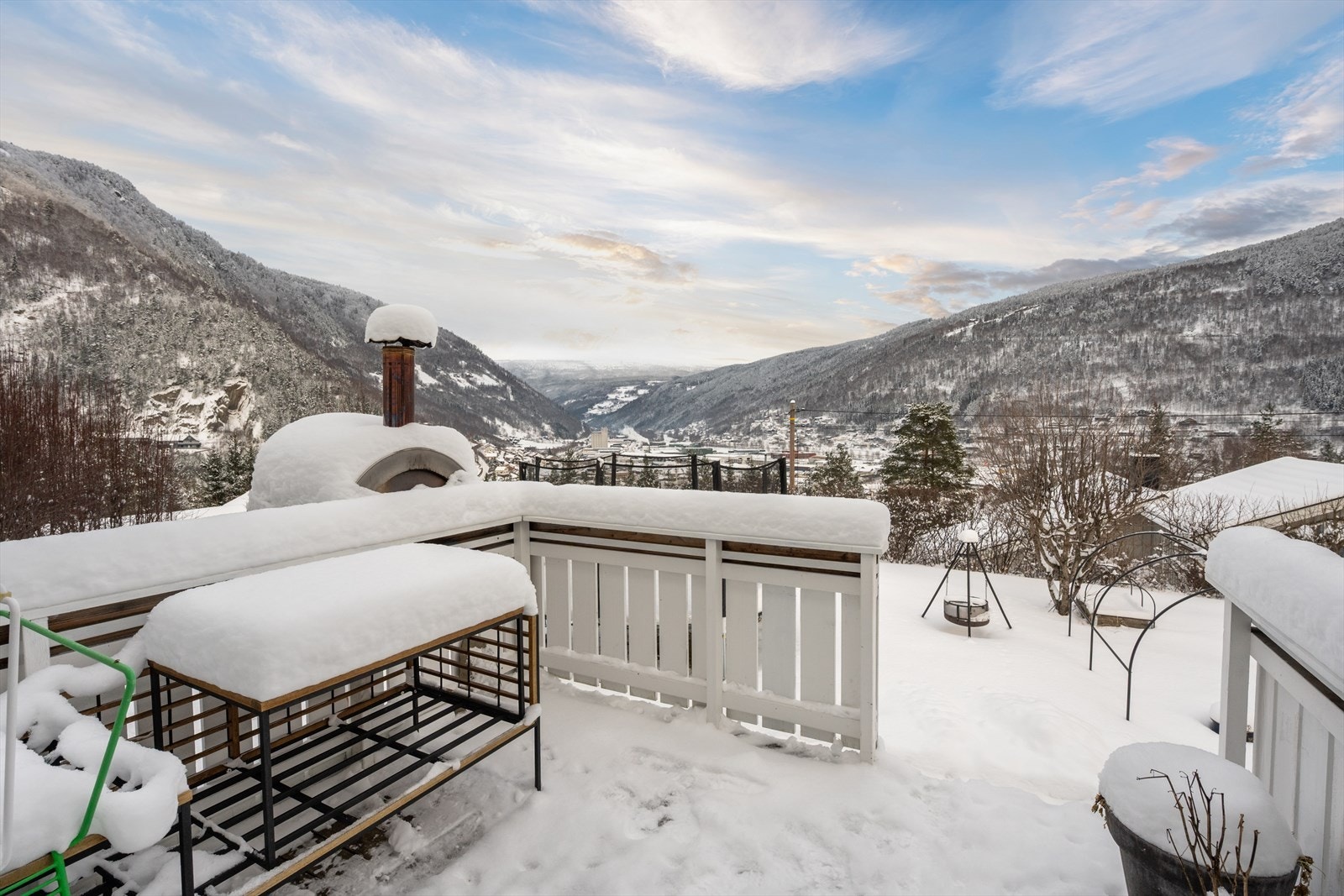Utsikt over Otta og mot Rondane. Galleribilde