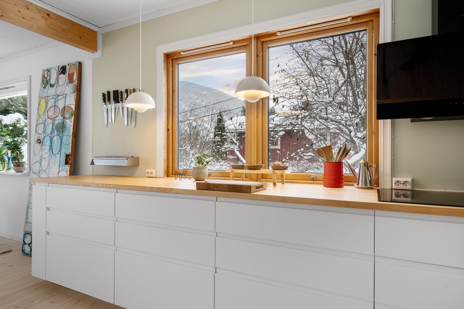 Gode arbeidsflater og godt med skapplass. Galleribilde