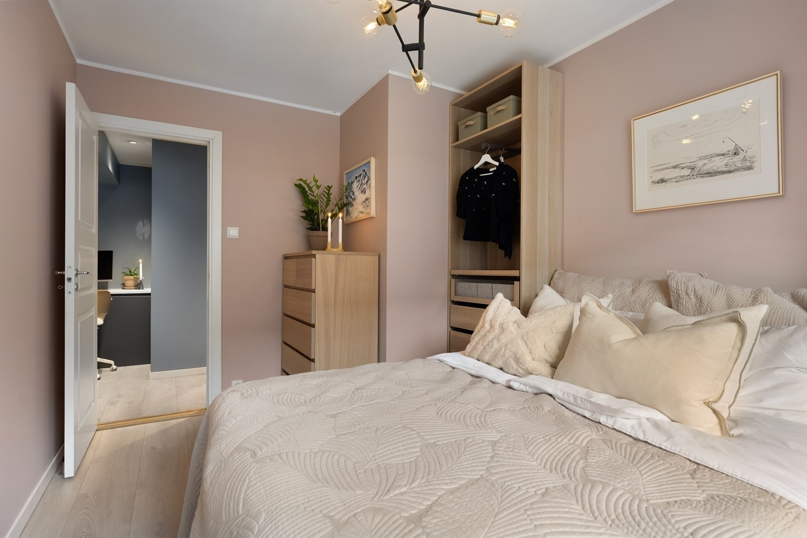 Vender mot rolige Thorvald Meyers gate som er enveiskjørt. Galleribilde