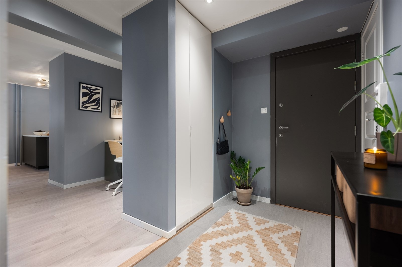 Romslig og imøtekommende entré som gir en varm velkomst til leiligheten. Galleribilde