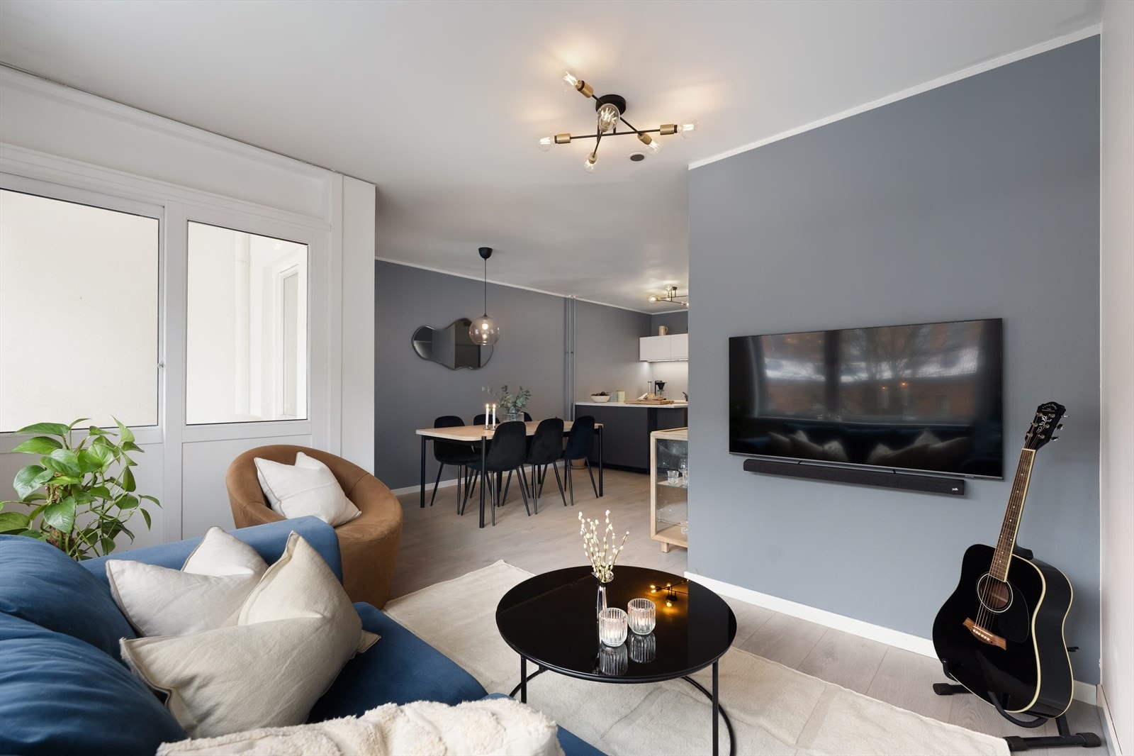 Fra stuen er det utgang til østvendt balkong på ca.6 m² med god plass til utemøbler. Galleribilde