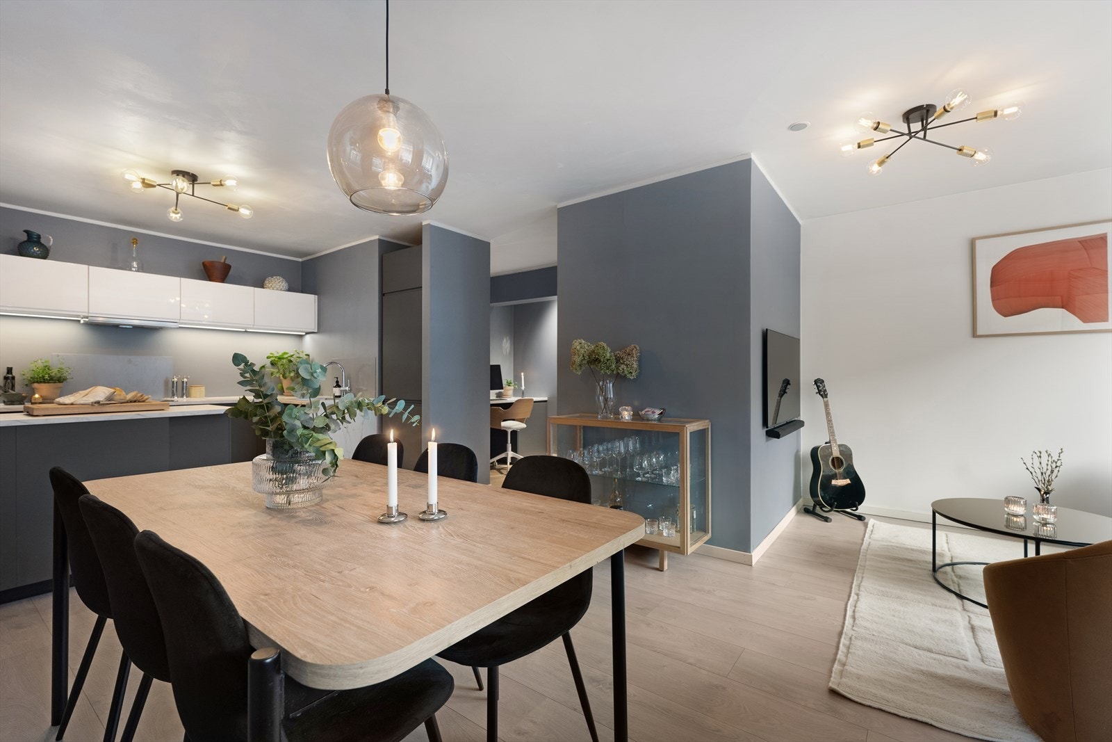 Tidsriktig og pent kjøkken med en åpen løsning mot stue. Galleribilde