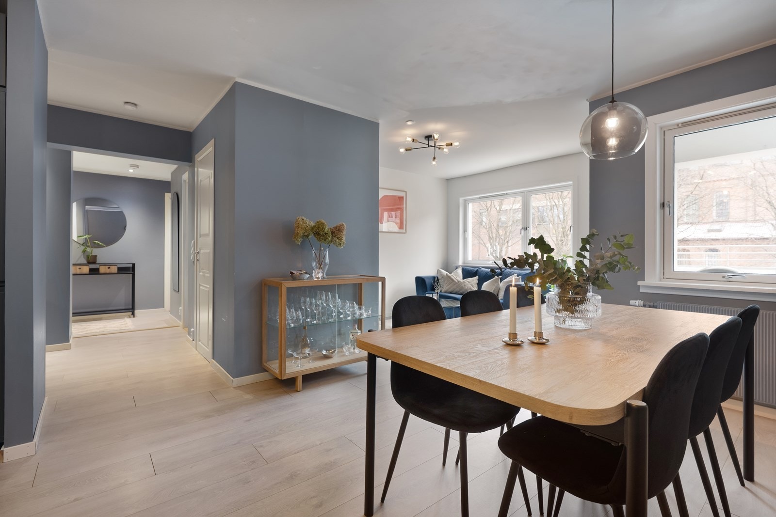 Stuen er preget av tidsriktige frager på vegger samt god tilgang på naturlig lysinslipp. Galleribilde