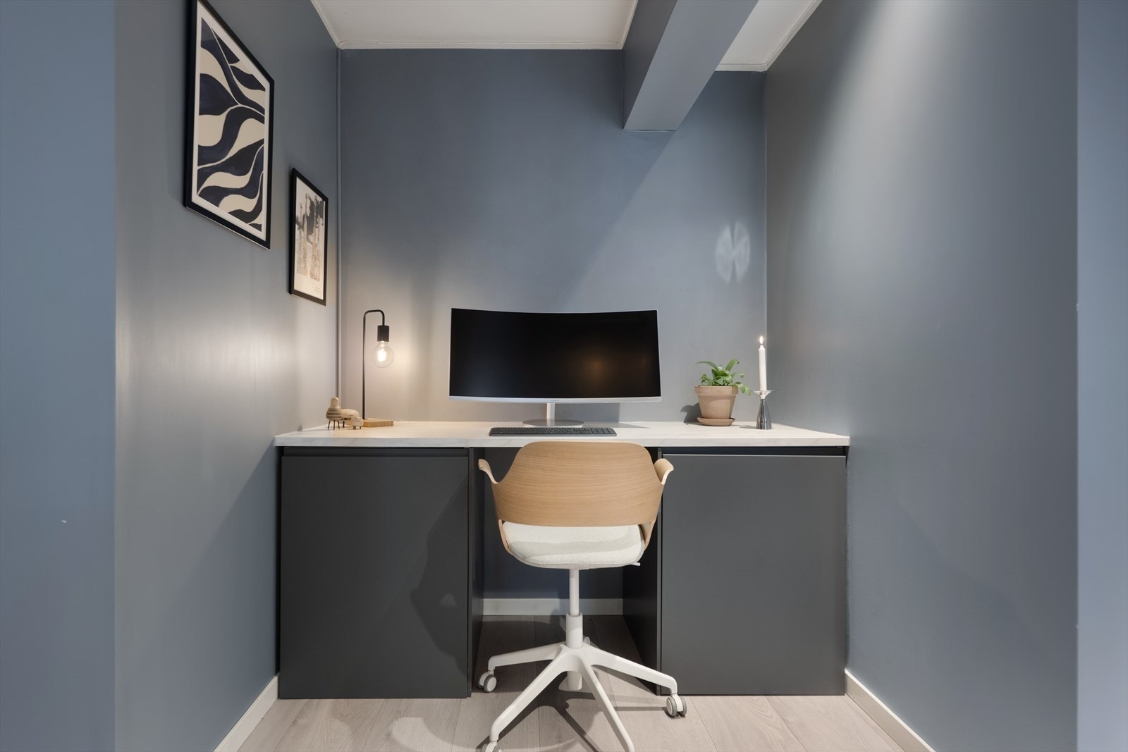 I mellomgangen er det etablert et praktisk og hyggelig kontor. Galleribilde